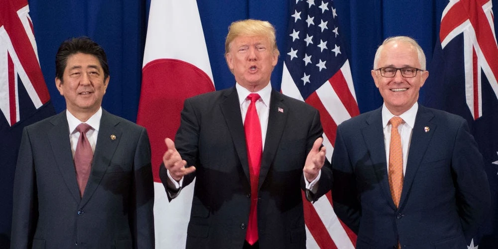  Cựu Thủ tướng Nhật Bản Shinzo Abe, Tổng thống Mỹ Donald Trump và cựu Thủ tướng Australia Malcolm Turnbull tham dự cuộc họp ba bên trong lễ khai mạc Hội nghị cấp cao Hiệp hội các quốc gia Đông Nam Á (ASEAN) lần thứ 31 (năm 2017). Ảnh: JIM WATSON/AFP/Gett