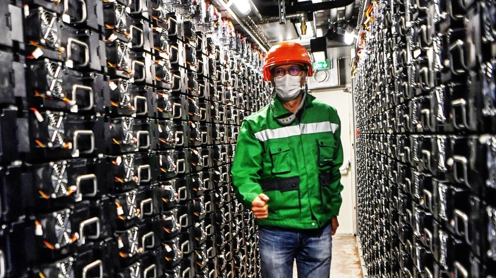 © Getty Images | A worker at an electricity storage system which is using batteries to balance the grid in Fontenelle near Dijon