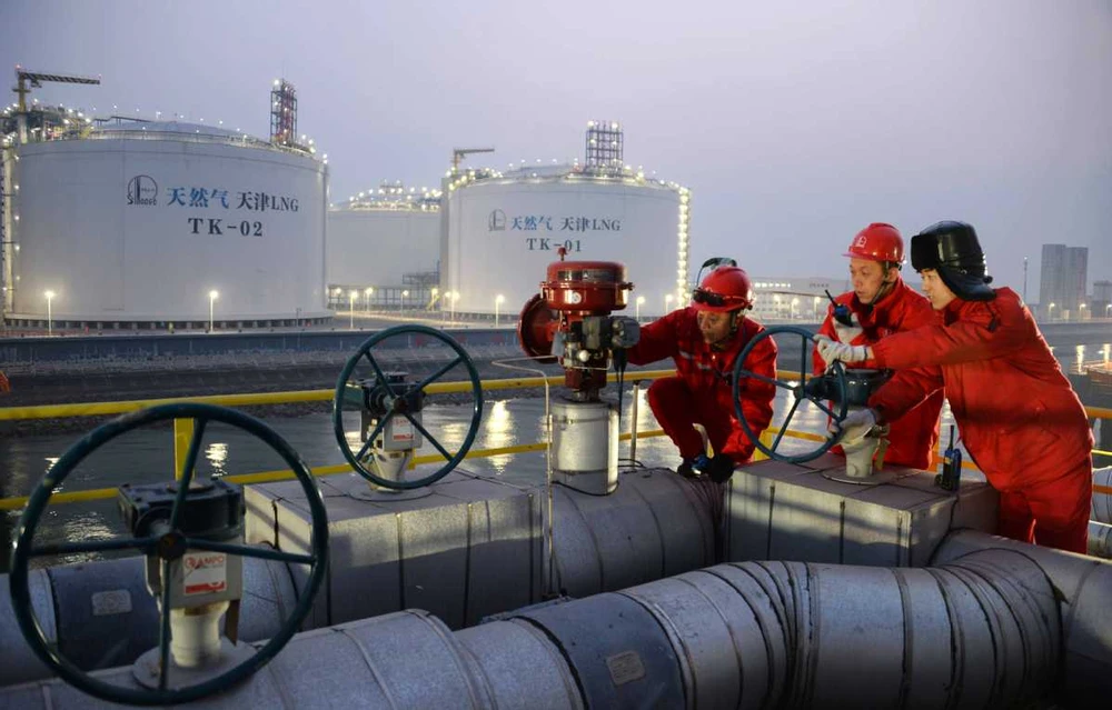 Kỹ thuật viên Sinopec kiểm tra cơ sở khí đốt tự nhiên hóa lỏng (LNG) ở Thiên Tân Ảnh: China Daily