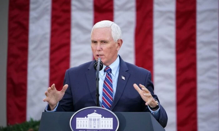 Phó Tổng thống Mike Pence trong Vườn Hồng của Nhà Trắng ở Washington vào ngày 13 tháng 11 năm 2020. (Mandel Ngan / AFP qua Getty Images)