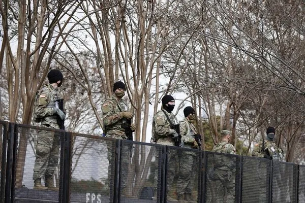 Binh sĩ vệ binh quốc gia triển khai bên ngoài điện Capitol, Mỹ. Ảnh: Reuters Rộ tin ‘mối đe dọa bên trong’ từ vệ binh ở thủ đô Mỹ