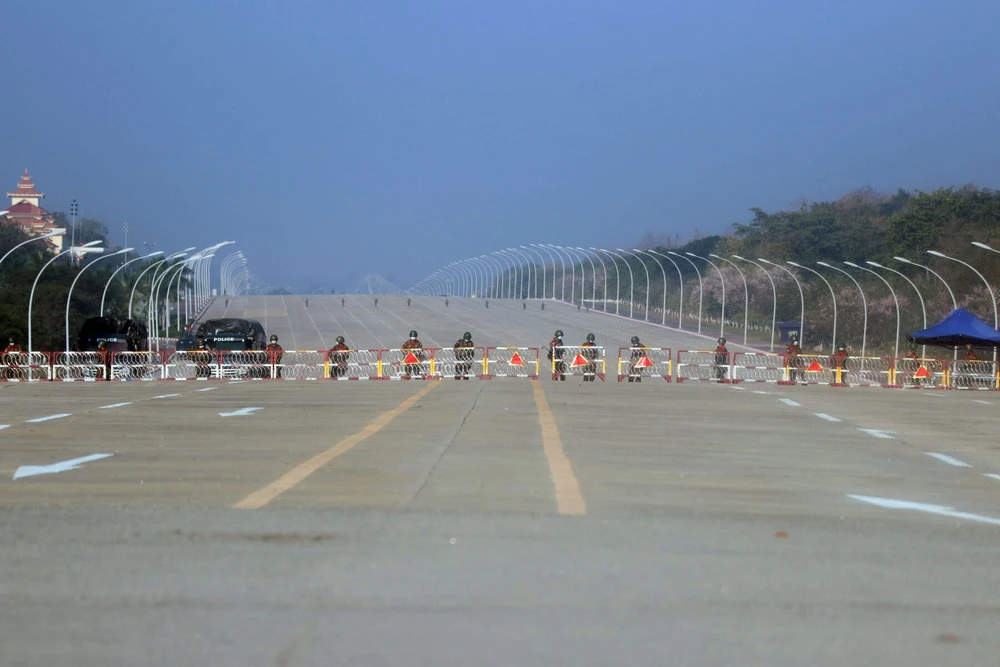 Binh sĩ Myanmar ngăn chặn một con đường dẫn vào thủ đô Naypyidaw trong cuộc đảo chính quân sự vào ngày 2/1 vừa qua. Nguồn ảnh: AFP