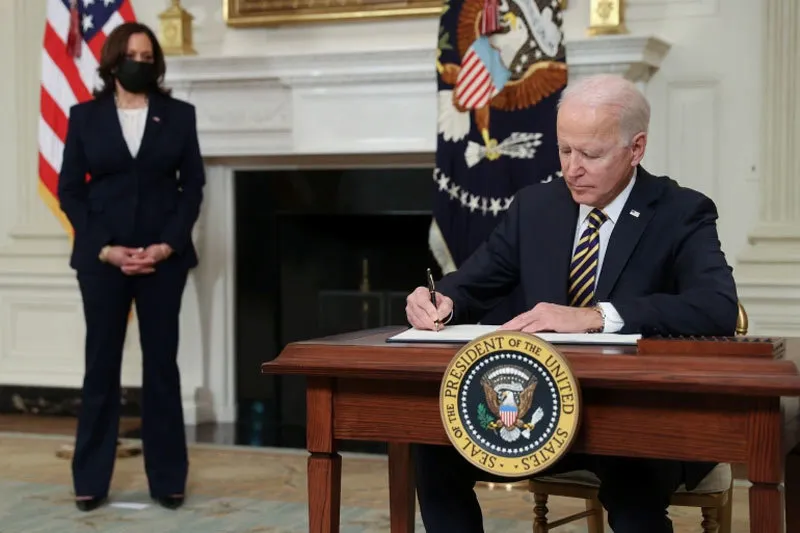 Đảo ngược lệnh cấm của ông Trump về thẻ xanh, ông Biden được lòng dân nhập cư ảnh 1 Tổng thống Biden đảo ngược lệnh cấm của ông Trump về thẻ xanh