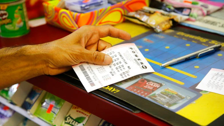 Một khách hàng mua vé Powerball ở Chicago. Nguồn: Associated Press