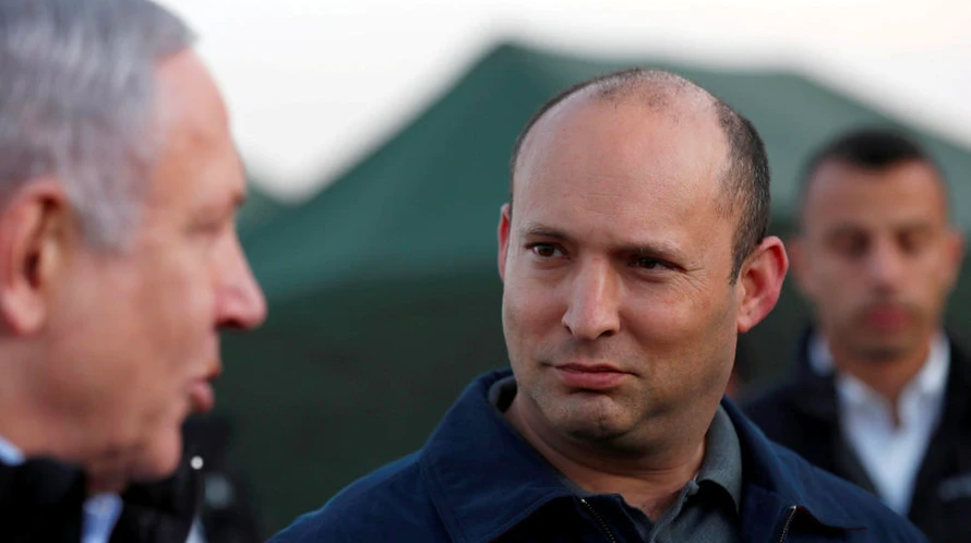 Ông Naftali Bennett (giữa) đứng cạnh Thủ tướng Nentanyahu. (Ảnh: Reuters)