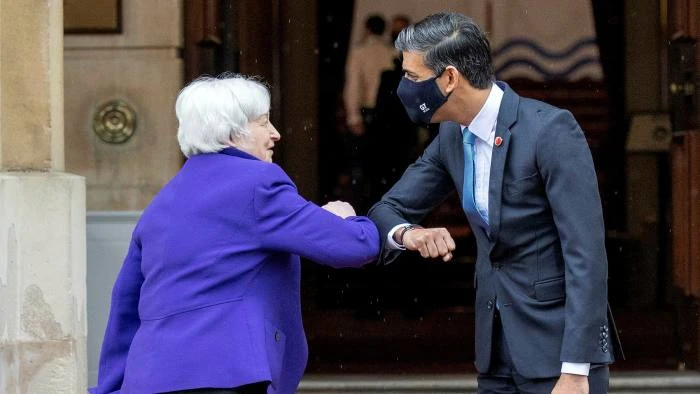 Bộ trưởng Tài chính Anh Rishi Sunak (phải) chào mừng Bộ trưởng Tài chính Hoa Kỳ Janet Yellen tham dự cuộc họp G7 ở London. © POOL / AFP via Getty Images