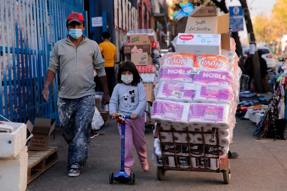 Người dân đi bộ tại một khu thương mại ở Santiago. (AFP qua Getty Images)