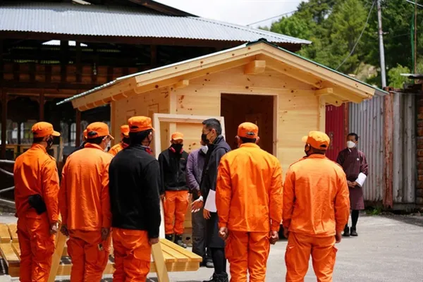 Câu chuyện chống dịch thành công từ vương quốc hạnh phúc Nhà vua Bhutan đến từng địa phương giám sát việc chống dịch. Ảnh: Reuters.