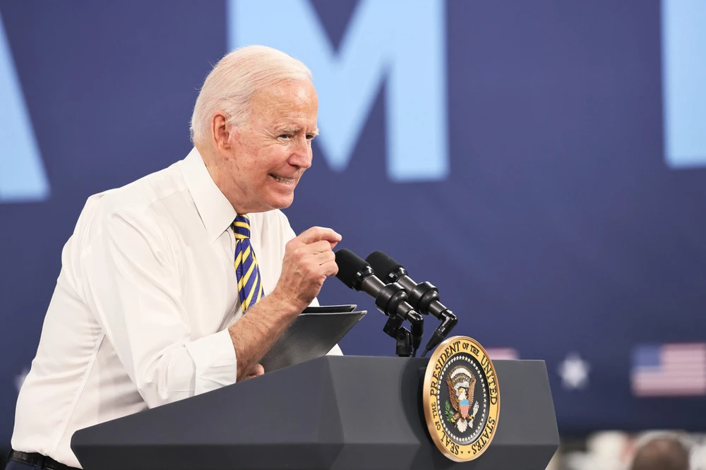 Tổng thống Joe Biden phát biểu tại Mack Truck Lehigh Valley Operations vào ngày 28 tháng 7 năm 2021 ở Macungie, Pennsylvania. @ Michael M. Santiago / Getty