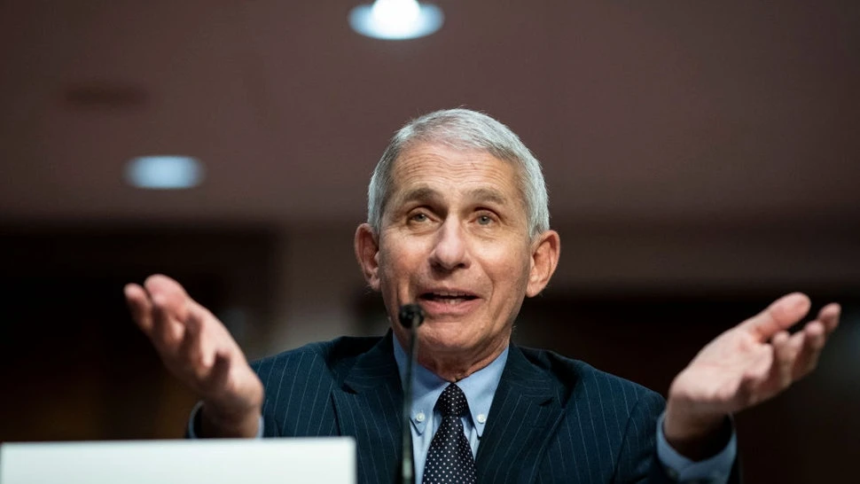 Tiến sĩ Anthony Fauci phát biểu trong phiên điều trần của Thượng viện vào ngày 30 tháng 6 năm 2020 tại Washington, DC. Al Drago & # 8211; Hình ảnh Pool / Getty