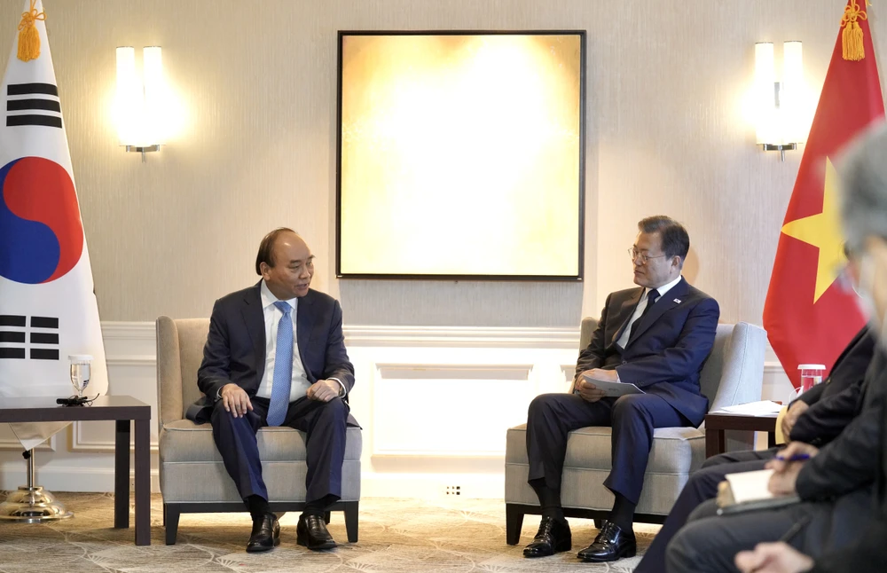 South Korean President Moon Jae-in (R) holds a summit with his Vietnamese counterpart Nguyen Xuan Phuc in New York on the sidelines of the UN General Assembly session on Tuesday. (Yonhap)