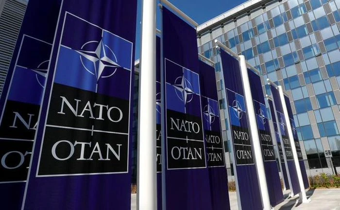 Logo của NATO trước trụ sở của liên minh ở Brussels, Bỉ. (Ảnh: Reuters)