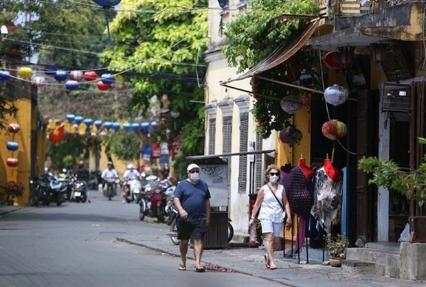 Foreign tourists are seen walking in Hoi An ancient city in the central province of Quang Nam before international arrivals were halted. (Photo: baochinhphu.vn)