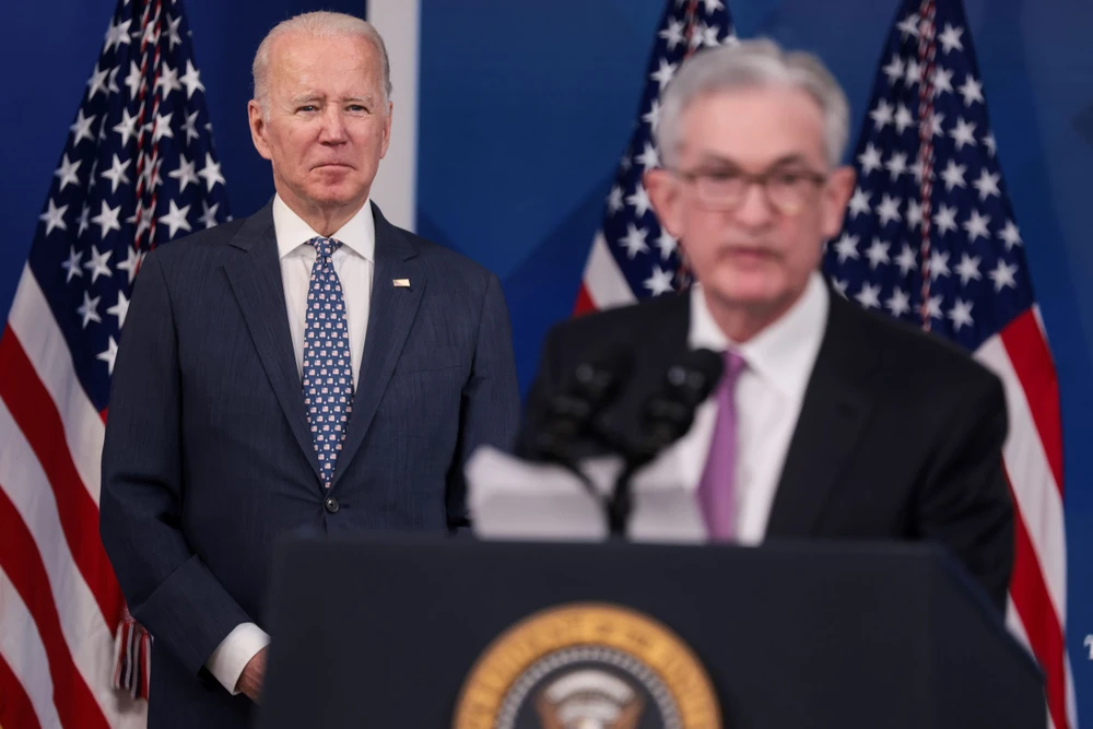 Ông Jerome Powell (phải) và ông Biden. (ảnh: FT)