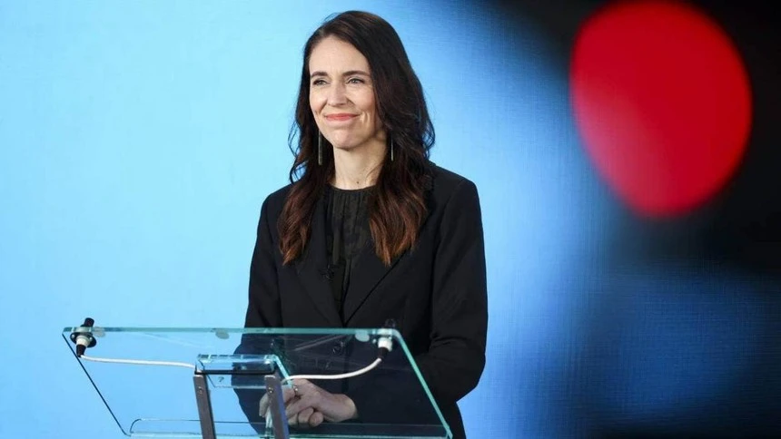 Thủ tướng Jacinda Ardern thông báo New Zealand sẽ áp dụng chiến lược ứng phó Covid-19 mới từ tháng 12/2021. Ảnh: Getty.