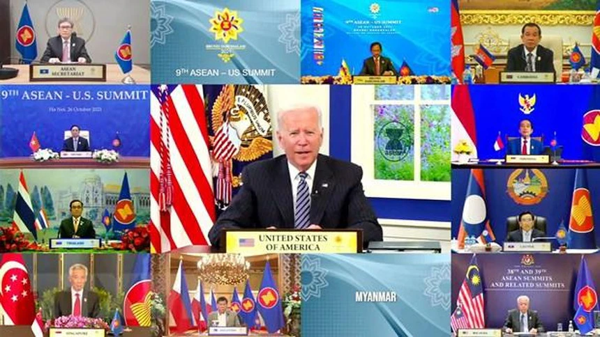 Tổng thống Mỹ Joe Biden (giữa) dự Hội nghị cấp cao ASEAN-Mỹ lần thứ 9 theo hình thức trực tuyến, ngày 26/10/2021. (Ảnh: AFP/TTXVN)