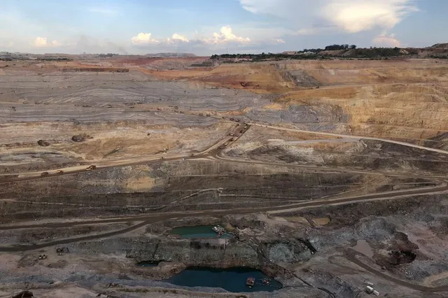 Rò rỉ dữ liệu tài chính gây chấn động: Đây là cách hàng chục triệu USD từ công ty Trung Quốc chảy đến túi tiền của một cựu tổng thống - Ảnh 1.