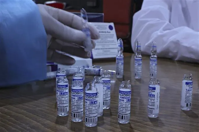 COVID-19 tới 6 giờ ngày 18/12: Vaccine Sputnik-V có thể vô hiệu hóa Omicron? ảnh 2  COVID-19 tới 6 giờ ngày 18/12: Vaccine Sputnik-V có thể vô hiệu hóa Omicron? ảnh 2