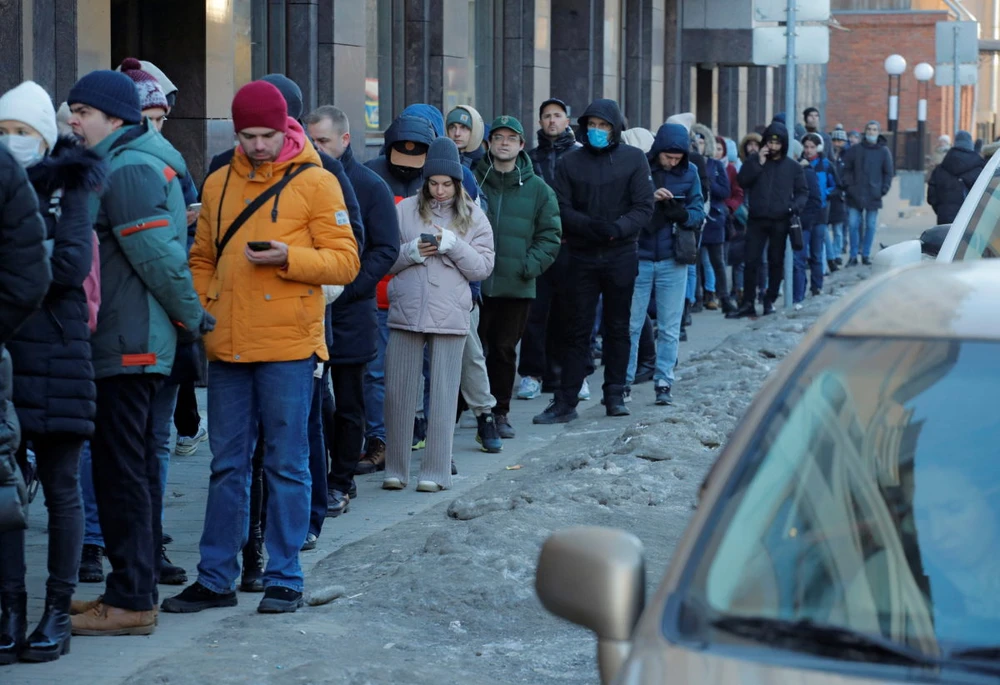 Người dân xếp hàng để sử dụng máy rút tiền ATM ở Saint Petersburg, Nga ngày 27 tháng 2 năm 2022. REUTERS / Anton Vaganov