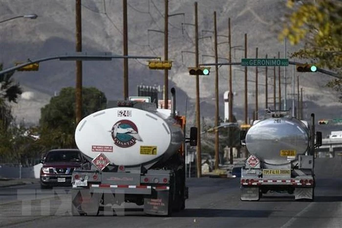 Xe chở xăng dầu gần nhà máy lọc dầu ở El Paso, Texas, Mỹ. (Ảnh: AFP/TTXVN)