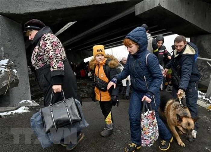 Người dân Ukraine sơ tán khỏi thành phố Irpin, phía Tây Bắc thủ đô Kiev ngày 8/3/2022. (Ảnh: AFP/TTXVN)