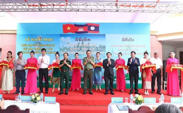 Exhibition on Vietnam, Cambodia, Laos public security cooperation underway hình ảnh 2 Exhibition on Vietnam, Cambodia, Laos public security cooperation underway hinh anh 2