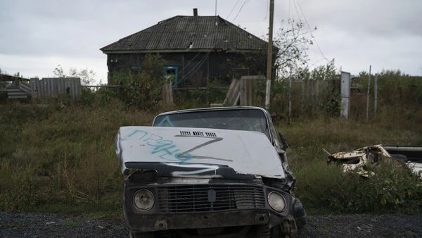 Một khí tài quân sự bị hư hại của Nga tại Hrakove, Ukraine (AP Photo/Leo Correa).