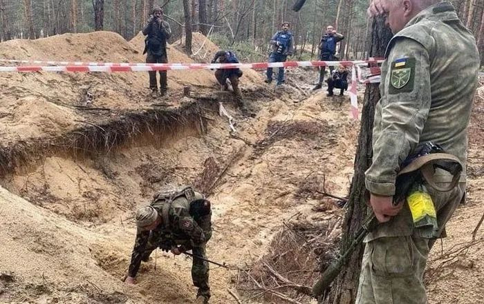 Ukraine kiểm soát hoàn toàn Luhansk, Nga phản bác cáo buộc của Kiev ảnh 2 Hiện trường nấm mồ tập thể ở Izyum. Ảnh: SN