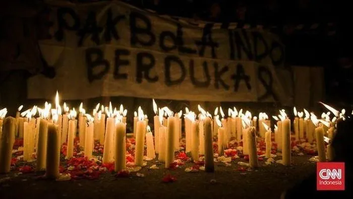 Nạn nhân vụ bạo loạn tại Indonesia lên tới 448 người ảnh 1 Những ngọn nến được người dân Indonesia thắp lên bên ngoài sân Kanjuruhan để tưởng niệm các nạn nhân thiệt mạng trong vụ bạo loạn kinh hoàng đêm 1-10 (Ảnh: CNN Indonesia)