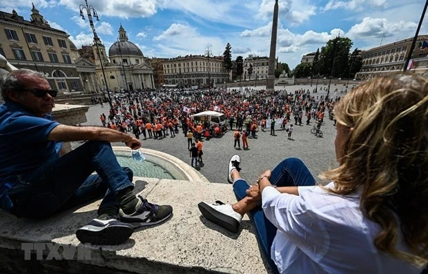 ECB tăng lãi suất làm gia tăng nguy cơ khủng hoảng nợ của Italy 