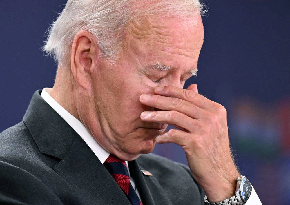 Tỷ lệ ủng hộ của ông Biden lại sụp đổ