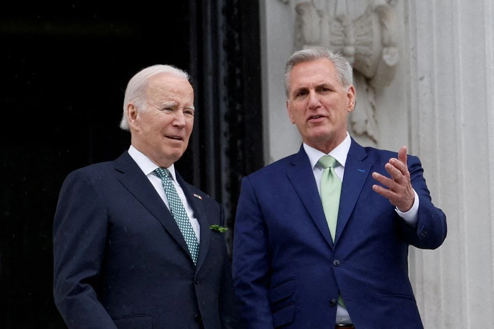 Tổng thống Mỹ Joe Biden nói chuyện với Chủ tịch Hạ viện Kevin ở Washington, Hoa Kỳ, ngày 17/3/2023. REUTERS/Evelyn Hockstein/File Photo