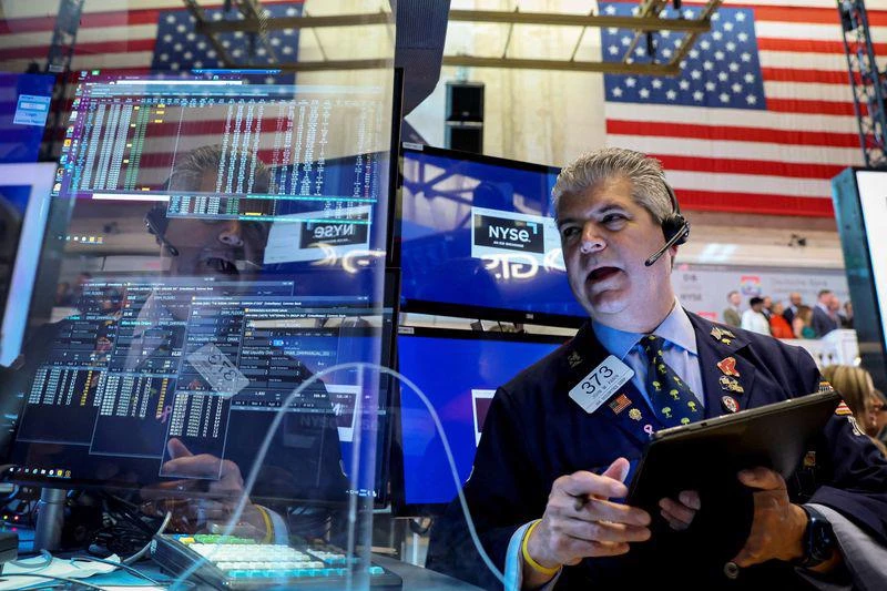 S&P 500, Nasdaq phá vỡ chuỗi 3 ngày giảm điểm; Dầu trượt mạnh 4% 