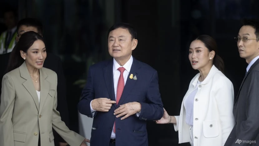 Ông Thaksin khi vừa xuống sân bay ở Thái Lan.