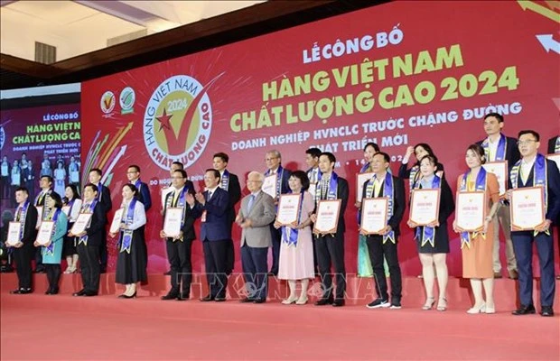 Representatives from businesses receive certificates of high-quality Vietnamese products in 2024. (Photo: VNA)