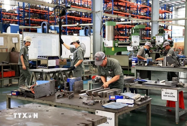 Labourers working at Global Dynamics Mechanical Co., Ltd in Giang Dien industrial park, Trang Bom district, Dong Nai province. (Photo: VNA)