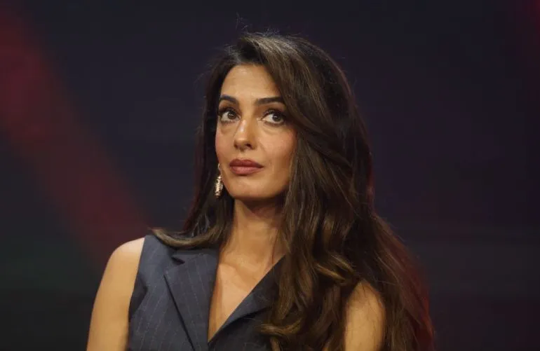 Luật sư nhân quyền Amal Clooney đã giúp chuẩn bị một báo cáo chuyên môn về bằng chứng nghi ngờ về tội ác chiến tranh và tội ác chống lại loài người ở Israel và Gaza cho trưởng công tố viên ICC [Tập tin: Heinz-Peter Bader/Getty Images]