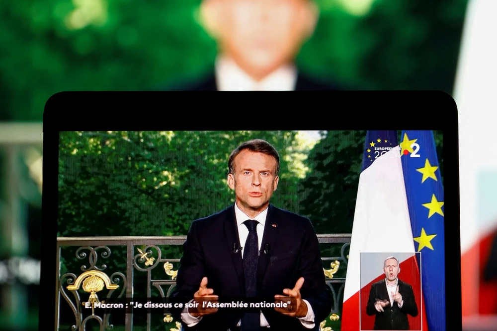 Tổng thống Pháp Emmanuel Macron xuất hiện trên màn hình khi ông phát biểu sau khi các cuộc thăm dò kết thúc trong cuộc bầu cử Nghị viện Châu Âu, tại Paris, Pháp, ngày 9/6/2024. Ảnh của Christian Hartmann / Reuters