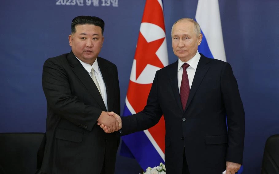 Tổng thống Vladimir Putin và nhà lãnh đạo Kim Jong Un bắt tay trong cuộc gặp tại Sân bay vũ trụ Vostochny của Nga vào ngày 13/9/2023. (Vladimir Smirnov, Pool Photo, AFP qua Getty Images/TNS)