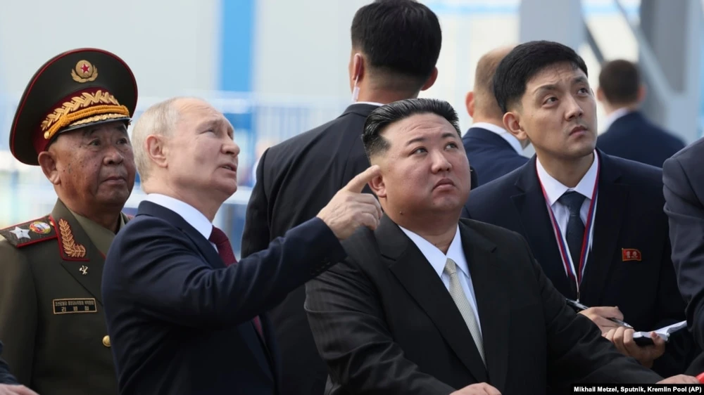 Tổng thống Nga Vladimir Putin và nhà lãnh đạo Triều Tiên Kim Jong Un kiểm tra bệ phóng tại sân bay vũ trụ Vostochny, cách Blagoveshchensk, Nga khoảng 200 km, ngày 13/9/2023. (Mikhail Metzel, Sputnik, Ảnh hồ bơi Điện Kremlin qua AP)