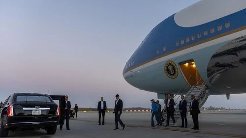 Tổng thống Joe Biden đi đến chiếc xe limousine của mình khi ông đến trên chuyên cơ Không lực Một, Thứ Bảy, ngày 15 tháng 6 năm 2024, tại Los Angeles. Biden sẽ tham dự một sự kiện vận động tranh cử vào tối Thứ Bảy. (Ảnh AP/Alex Brandon) (AP) Tổng thống Joe Biden đi đến chiếc xe limousine của mình khi ông đến trên chuyên cơ Không lực Một, Thứ Bảy, ngày 15 tháng 6 năm 2024, tại Los Angeles. Biden sẽ tham dự một sự kiện vận động tranh cử vào tối Thứ Bảy. (Ảnh AP/Alex Brandon) (AP)