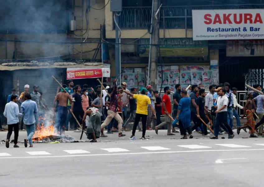 Người biểu tình chiếm giữ đường phố tại Dhaka, Bangladesh, ngày 4/8/2024. ẢNH: Reuters