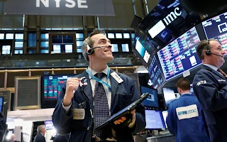 Dow Jones tái lập đỉnh mới; Dầu quay đầu tăng nhẹ