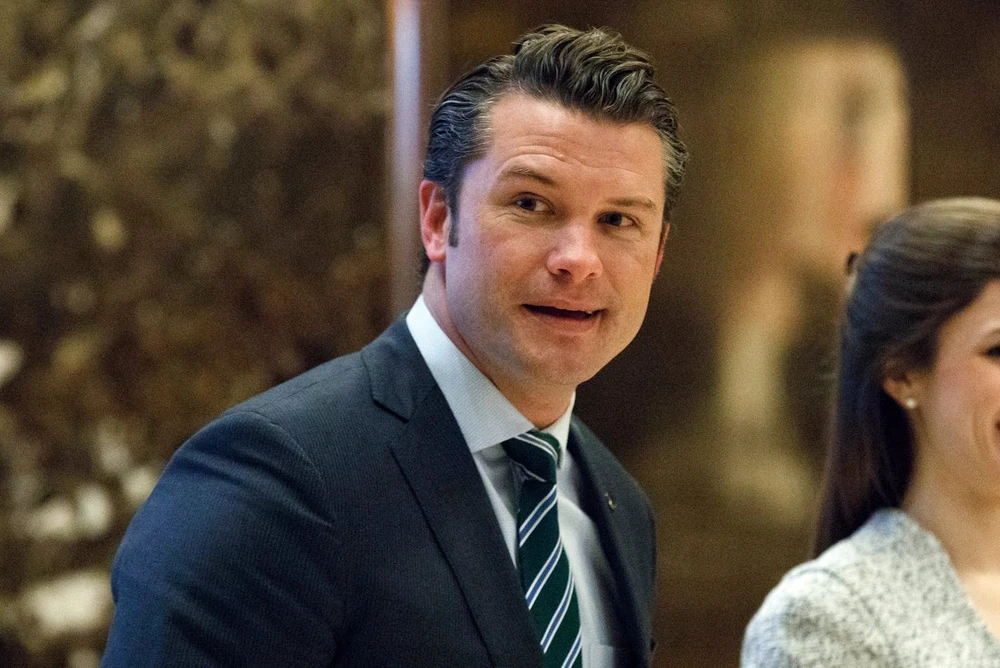 Pete Hegseth đi đến thang máy để gặp Tổng thống đắc cử Donald Trump tại Trump Tower ở New York vào ngày 15/12/2016. (Evan Vucci/The Associated Press)