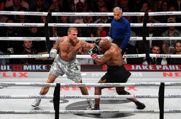 Jake Paul, bên trái, đã ngăn chặn sức mạnh của Mike Tyson trước nhà vô địch cũ nhờ vào sải tay và tốc độ vượt trội của mình [Stephen McCarthy/Sportsfile qua Getty Images]