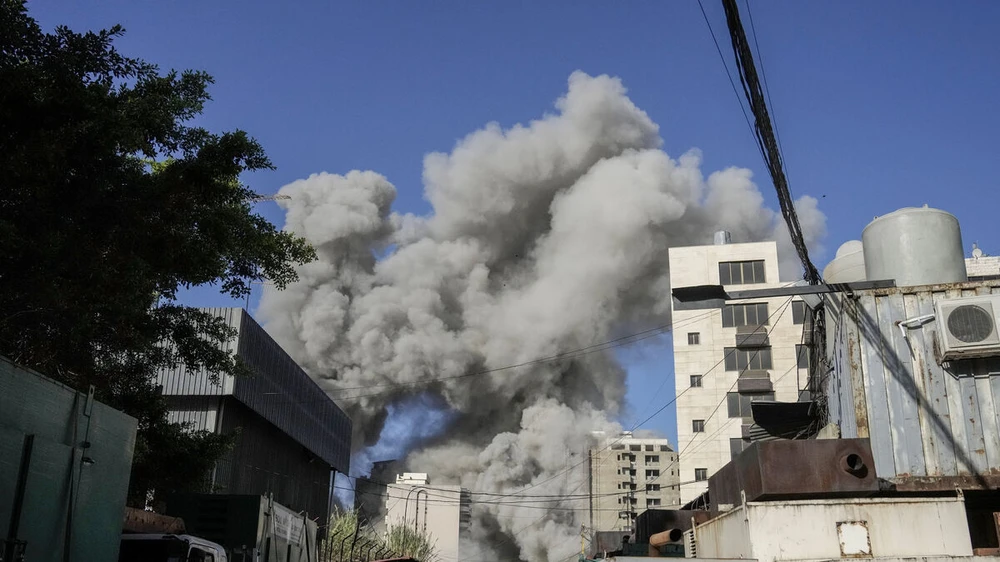 Khói bốc lên từ một tòa nhà bị sập sau cuộc không kích của Israel ở Chiyah, phía nam Beirut.