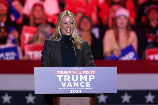 Cựu Tổng chưởng lý Florida Pam Bondi phát biểu trong một cuộc mít tinh tổ chức tại Bắc Carolina, vào ngày 2/11. (Reuters-Yonhap)