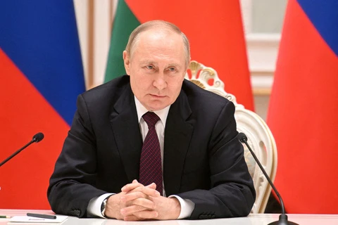 Vào ngày 28/12, Tổng thống Nga Vladimir Putin đã gọi điện cho Aliyev để xin lỗi về "sự cố bi thảm xảy ra trên không phận Nga" và gửi lời chia buồn tới gia đình các nạn nhân.