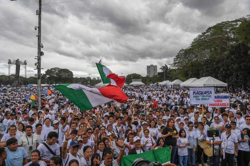 Các thành viên của giáo phái có ảnh hưởng Iglesia ni Cristo (Giáo hội Chúa Kitô) tham dự một cuộc biểu tình để phản đối lời kêu gọi phế truất Phó Tổng thống Sara Duterte. ẢNH: AFP