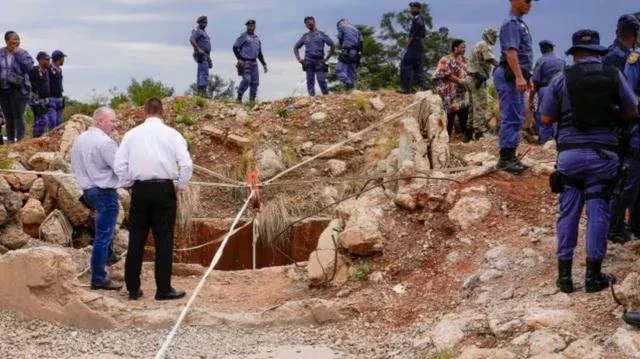 Mỏ này đã trở thành nơi xảy ra cuộc đối đầu giữa cảnh sát và thợ mỏ kể từ khi chính quyền lần đầu tiên cố gắng ép thợ mỏ ra ngoài và niêm phong mỏ cách đây 2 tháng. 